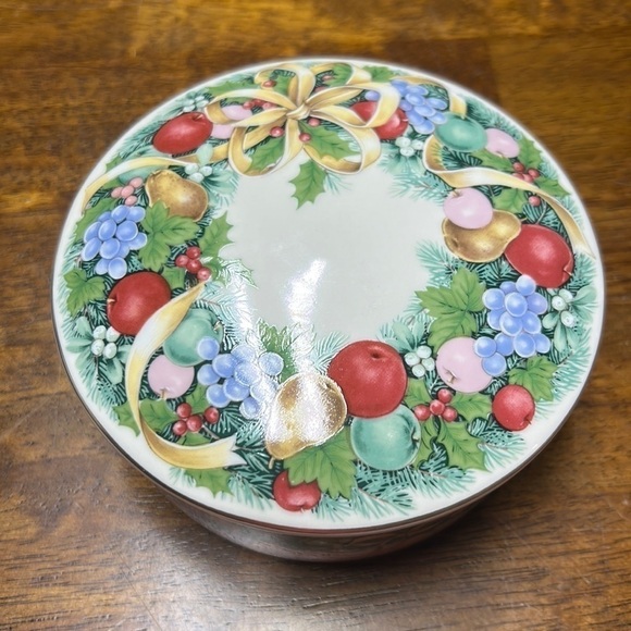Mikasa candy dish with lid Christmas Bouquet nwot holiday gift holly fruit & bow - Picture 1 of 7